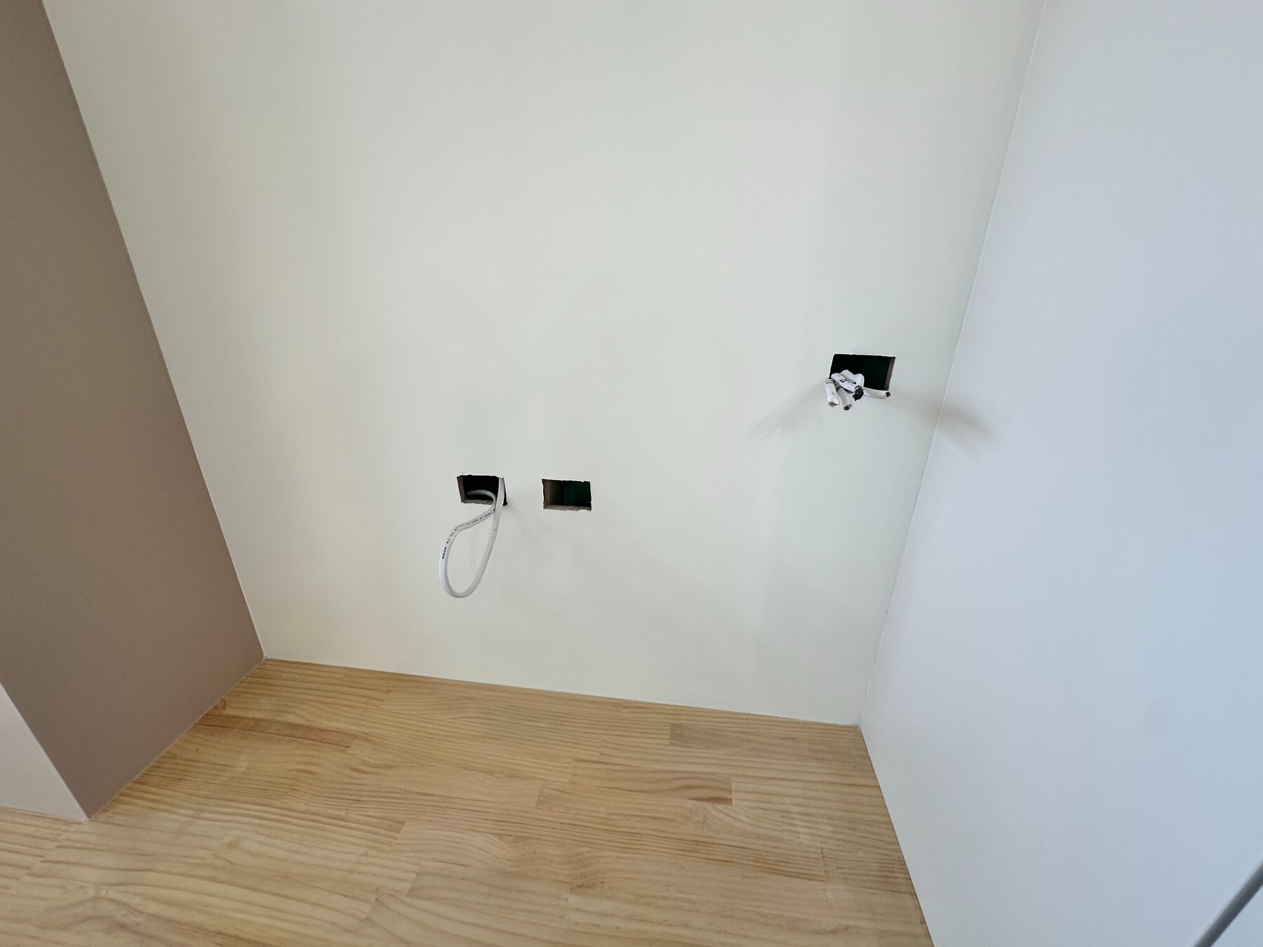 林宅電視牆施工前線路位置