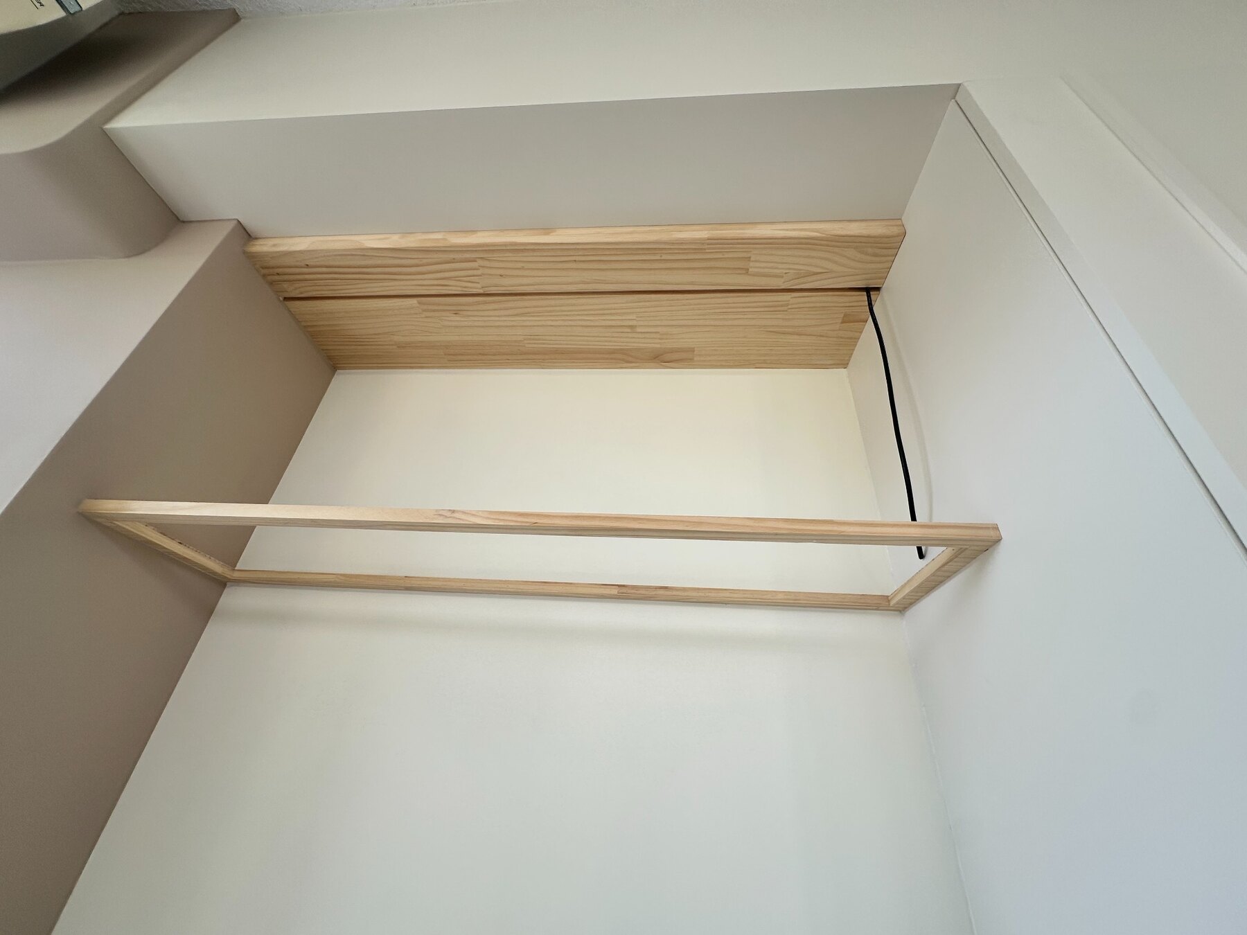 林宅木質展示層板細節
