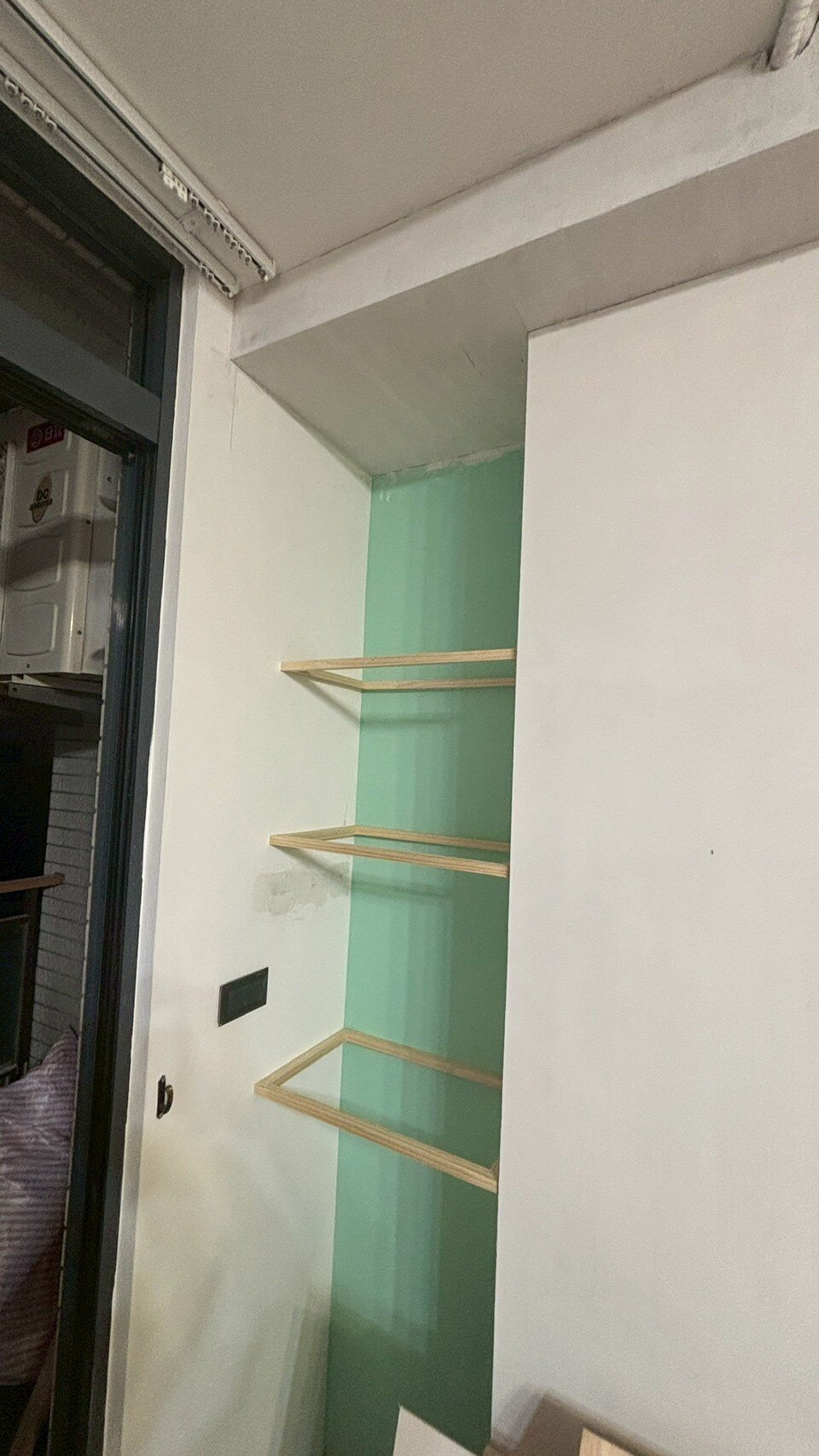 林宅展示層板施工前牆面