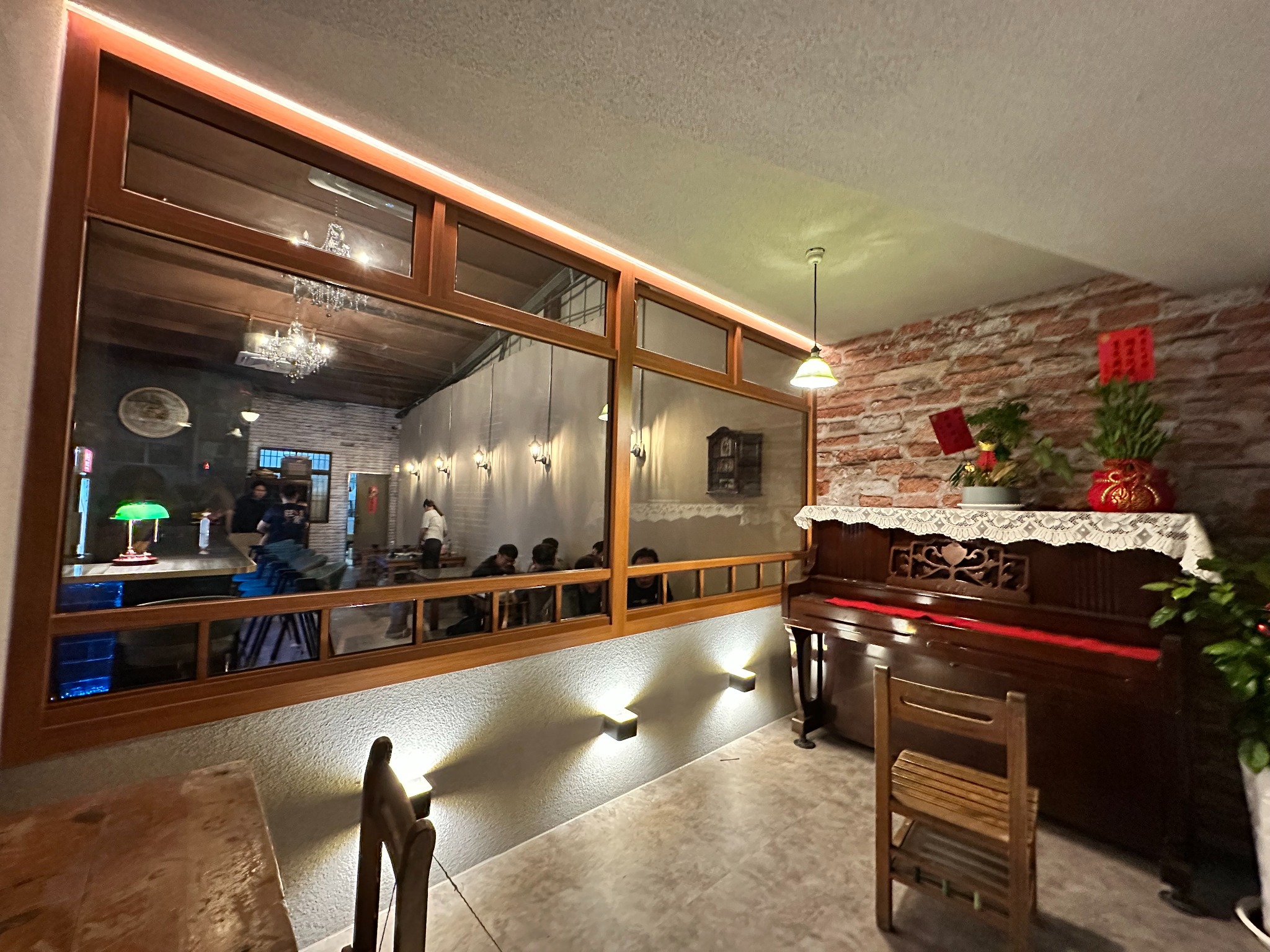 東宅完工後大圖牆面與用餐區
