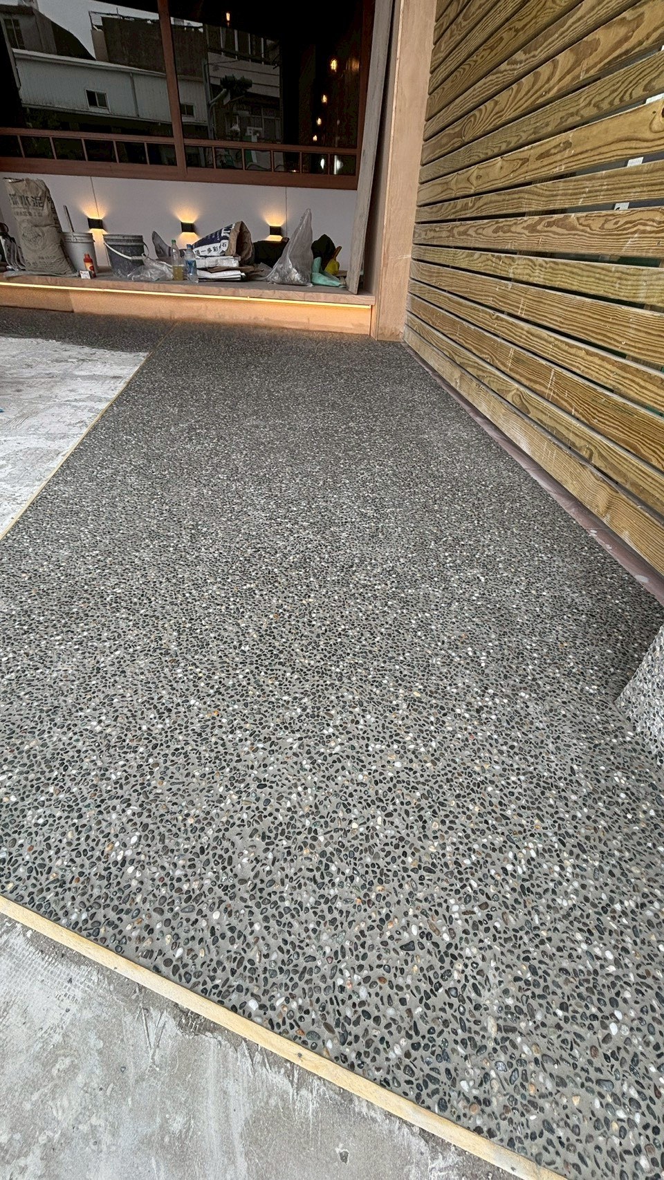 東宅騎樓抿石子地坪完工細節
