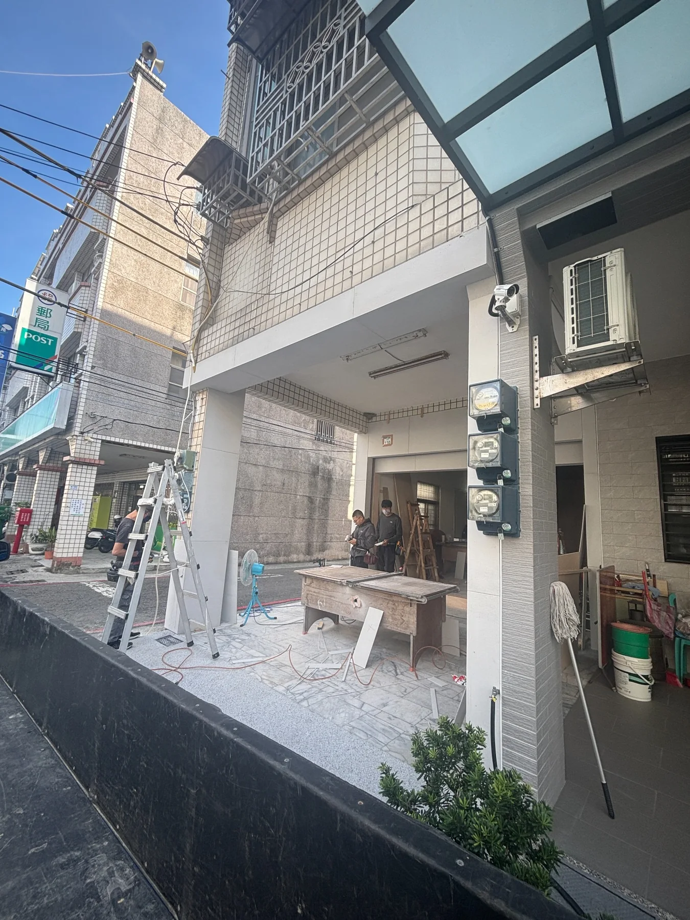 鑫奇電動車門面與室內施工